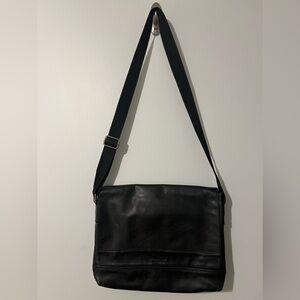 Kenneth Cole, Black leather messenger Bag 🤩